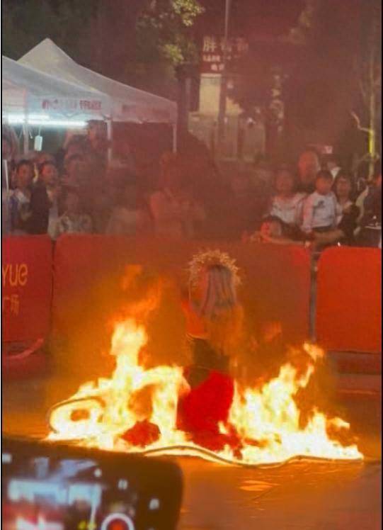 云南昆明商场表演“火裙舞”<strong></p>
<p>利欧股份股票</strong>，一名女演员裙子引燃被烧伤