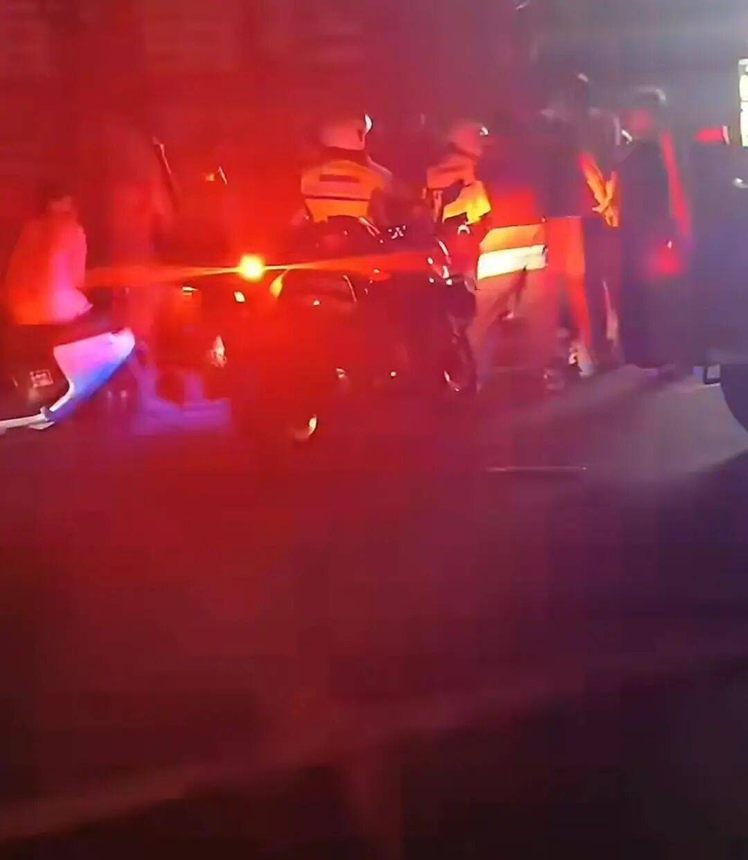 赣州警方通报“一餐饮店深夜多人打架斗殴”：2人酒后与邻桌发生冲突<strong></p>
<p>股票收益</strong>，用酒瓶砸伤对方，并取刀致对方轻伤，涉案人员已被采取强制措施