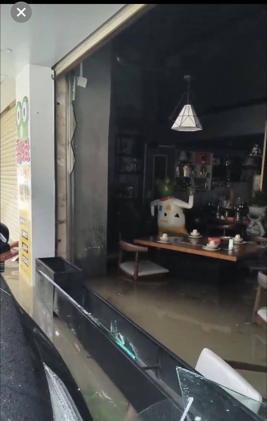 台风天珠海一司机驾越野车造浪冲破多家店玻璃<strong></p>
<p>川大智胜股票</strong>，警方：行拘10日！
