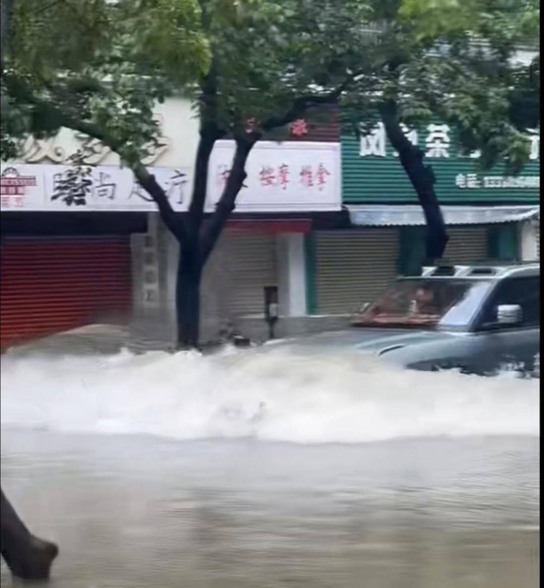 台风天珠海一司机驾越野车造浪冲破多家店玻璃<strong></p>
<p>川大智胜股票</strong>，警方：行拘10日！