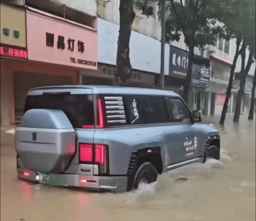 台风天珠海一司机驾越野车造浪冲破多家店玻璃<strong></p>
<p>川大智胜股票</strong>，警方：行拘10日！