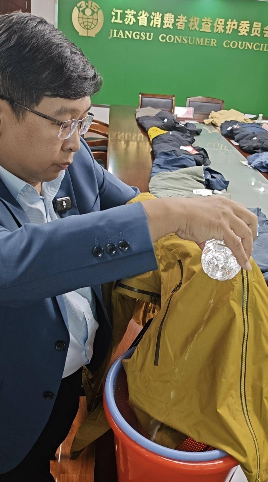 注意！冲锋衣40款里3款“不防水”<strong></p>
<p>川大智胜股票</strong>，教你一招在家也能测