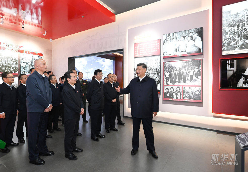 新华图讯丨习近平参观新疆维吾尔自治区成立70周年主题成就展