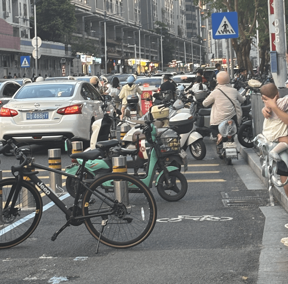 深圳一医院门口被指“举步维艰”<strong></p>
<p>雷柏科技股票</strong>！整治后记者实探:仍很堵