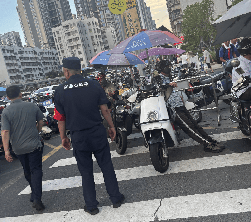深圳一医院门口被指“举步维艰”<strong></p>
<p>雷柏科技股票</strong>！整治后记者实探:仍很堵