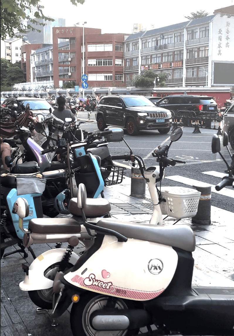 深圳一医院门口被指“举步维艰”<strong></p>
<p>雷柏科技股票</strong>！整治后记者实探:仍很堵