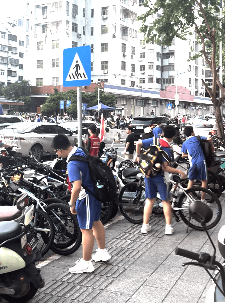 深圳一医院门口被指“举步维艰”<strong></p>
<p>雷柏科技股票</strong>！整治后记者实探:仍很堵