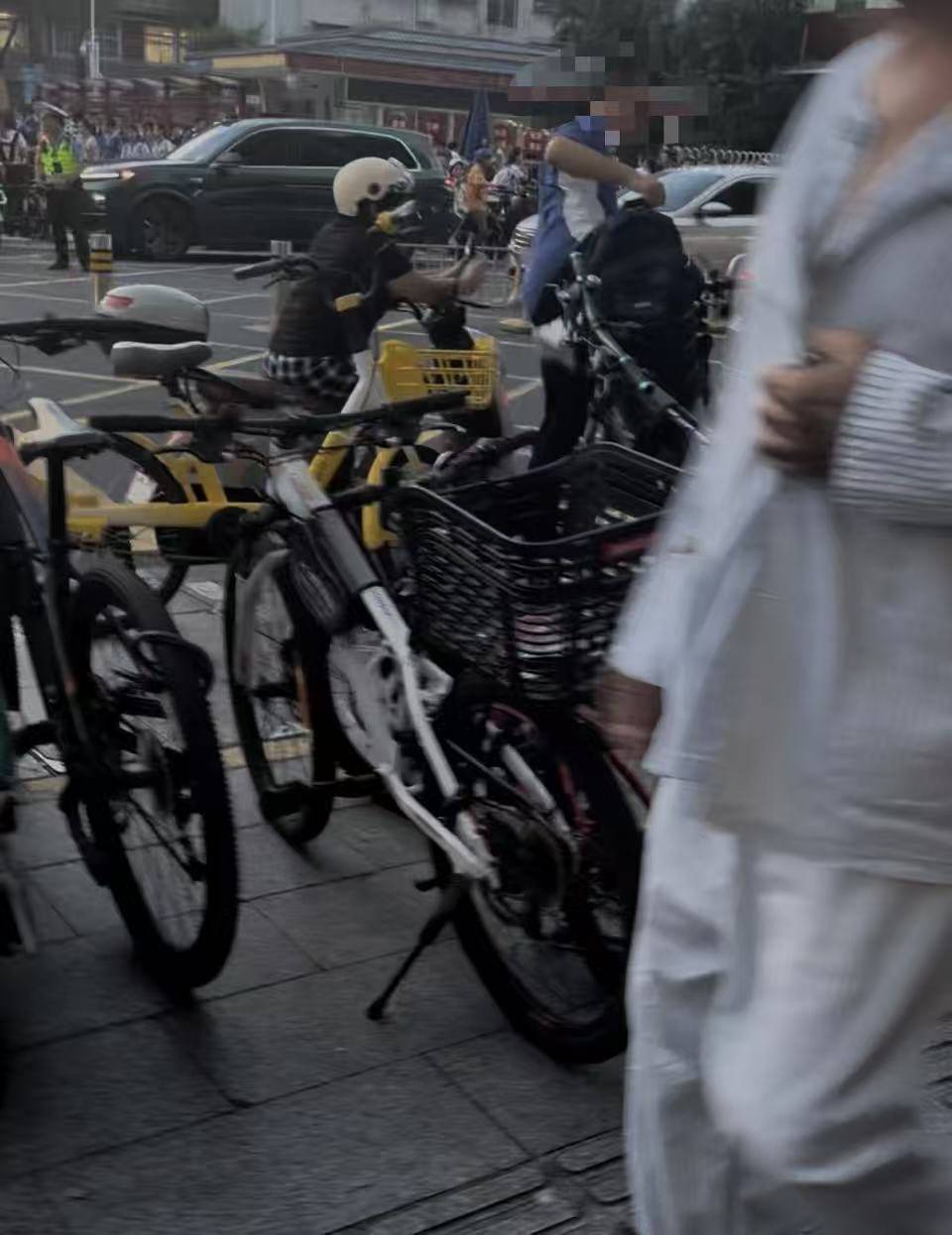 深圳一医院门口被指“举步维艰”<strong></p>
<p>雷柏科技股票</strong>！整治后记者实探:仍很堵