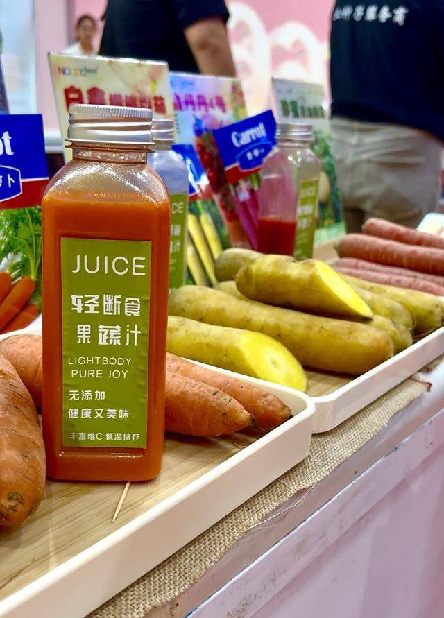 紫色向日葵、多彩胡萝卜、双色火龙果亮相青岛<strong></p>
<p>雷柏科技股票</strong>，种子盛会变身“未来食物实验室”