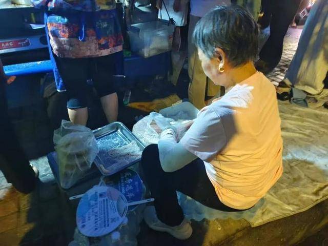 被流量砸中的“鸡排哥”：炸到中暑<strong></p>
<p>雷柏科技股票</strong>，每天睡三四个小时，怕辜负顾客不舍得休息