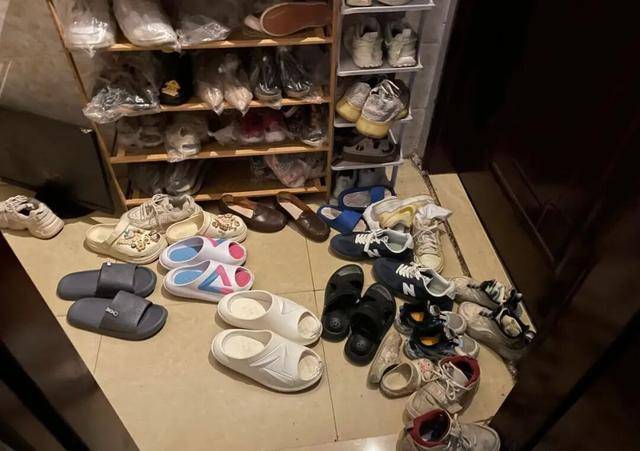物业“不让门口放鞋子”<strong></p>
<p>柳工股票</strong>，门口放鞋柜违法吗？