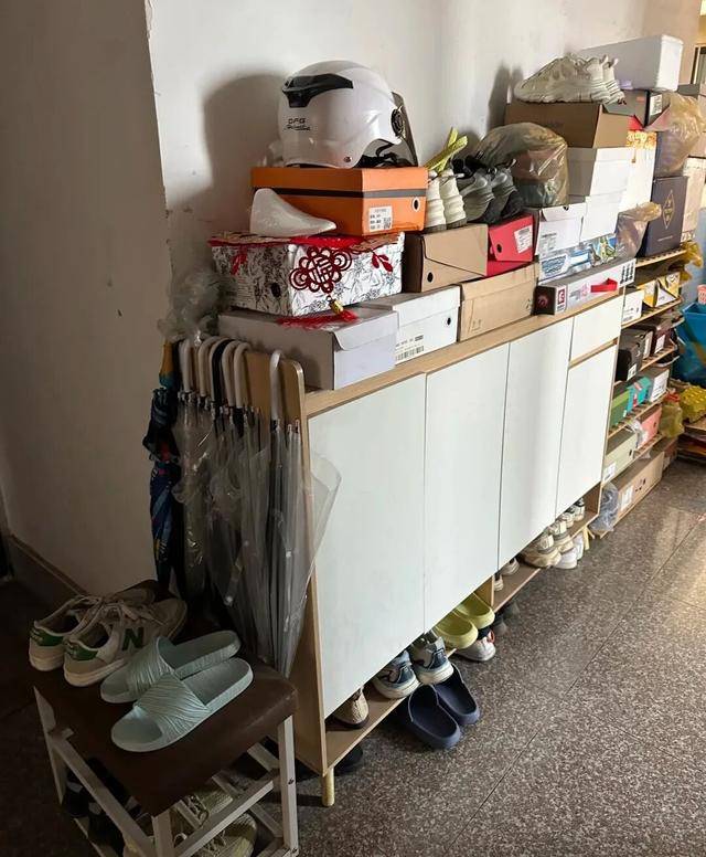物业“不让门口放鞋子”<strong></p>
<p>柳工股票</strong>，门口放鞋柜违法吗？