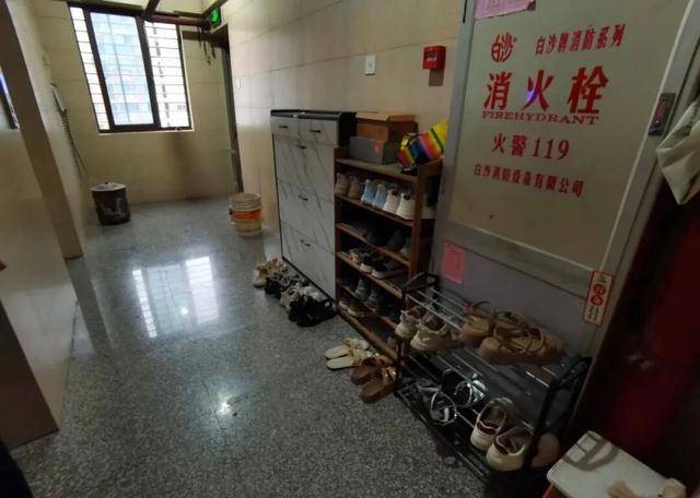 物业“不让门口放鞋子”<strong></p>
<p>柳工股票</strong>，门口放鞋柜违法吗？