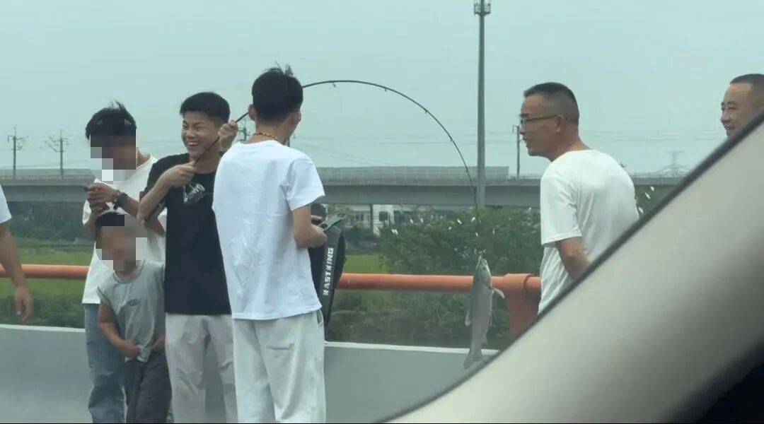 男子高速遇堵车下车钓鱼<strong></p>
<p>粤传媒股票</strong>，首竿即中！开怀大笑：“鱼送路人了”