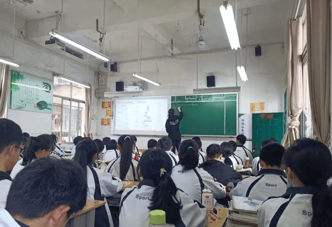 江西上饶初中生物教师郑忆晴因病去世<strong></p>
<p>粤传媒股票</strong>，年仅35岁