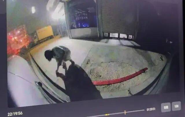 刚提的新车停路边被人放鞭炮崩损千余元<strong></p>
<p>安阳钢铁股票</strong>，车主：因拒绝当晚挪车，20分钟后听到鞭炮声，对方还态度豪横