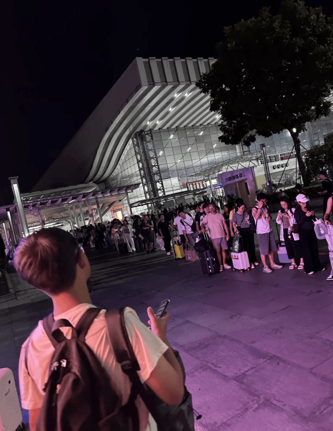 深圳北站凌晨返深被刷爆<strong></p>
<p>三博脑科股票</strong>!附近叫车超200人?别慌!公交地铁加班护送