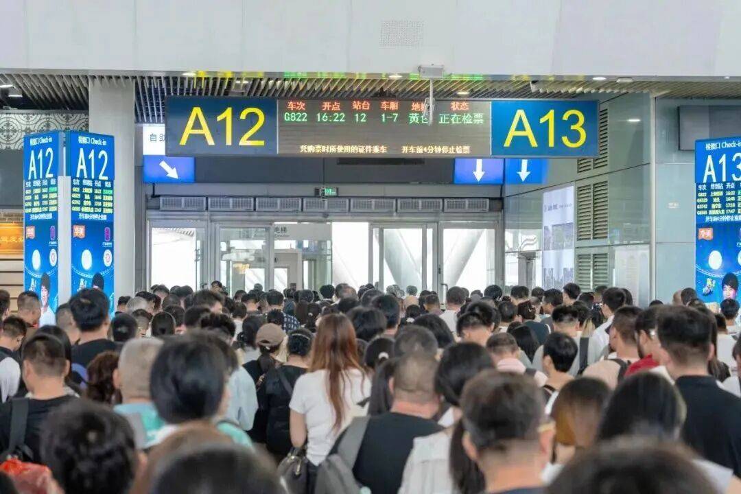 深圳北站凌晨返深被刷爆<strong></p>
<p>三博脑科股票</strong>!附近叫车超200人?别慌!公交地铁加班护送