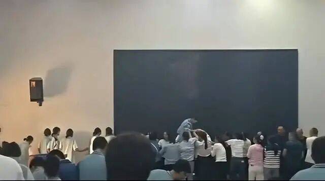 家长们跪成一排<strong></p>
<p>三博脑科股票</strong>，学生蒙眼从背上踩过？教育局回应河南一中学举办活动引热议：正调查处理