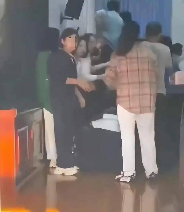 家长们跪成一排<strong></p>
<p>三博脑科股票</strong>，学生蒙眼从背上踩过？教育局回应河南一中学举办活动引热议：正调查处理