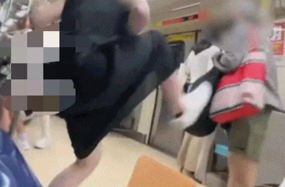 73岁老太地铁逼年轻人让座<strong></p>
<p>三博脑科股票</strong>，被一脚踹飞！次日在超市闹事被捕，一查竟是通缉犯！