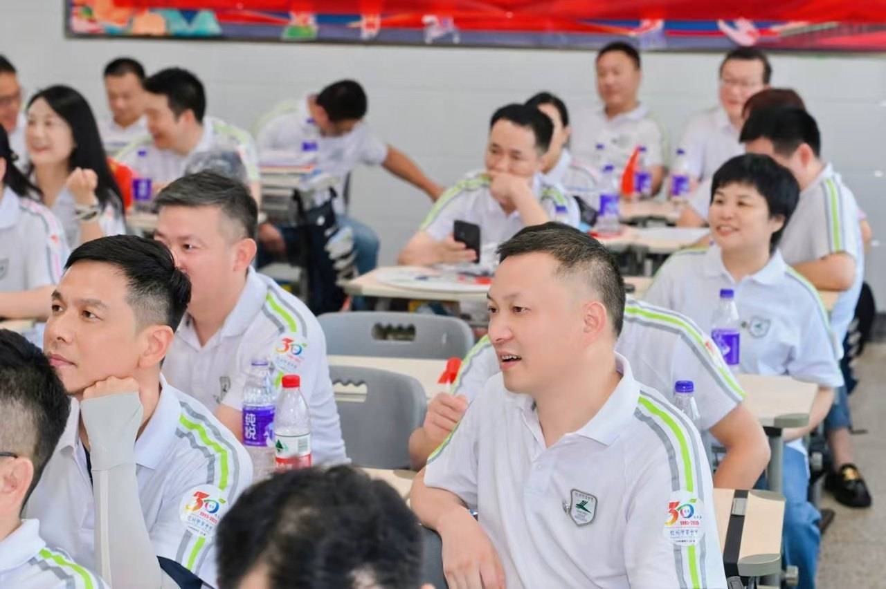 那个让老师骄傲的“调皮”班级!30年同学聚会<strong></p>
<p>上工申贝股票</strong>,还伴有一封来自贵州的感谢信