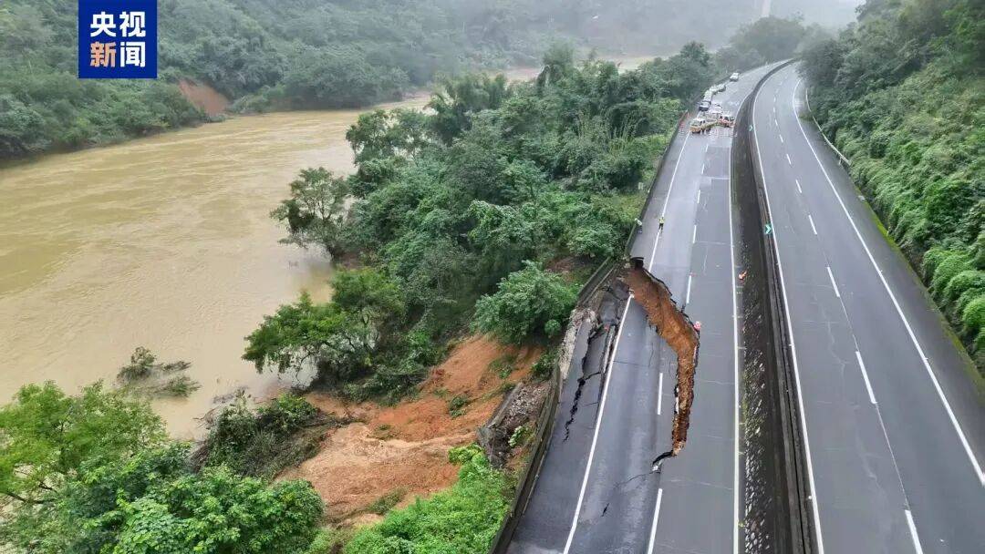 广西百色一高速公路开裂下沉!裂缝长约30米<strong></p>
<p>荣盛发展股票</strong>,塌陷处最深超2米