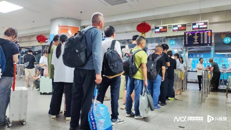 广州客运模式悄然转型:地铁口上车<strong></p>
<p>荣盛发展股票</strong>,“客运站+停靠点”结合