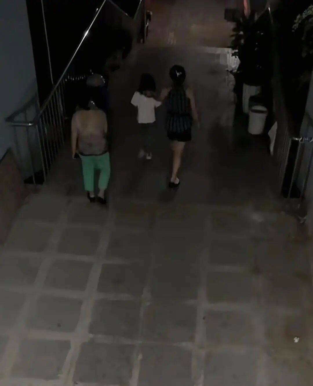 7岁女孩中秋节到同学家玩<strong></p>
<p>广联达股票</strong>,2天无人来接,警察上门发现,其单亲父亲已在家中离世……