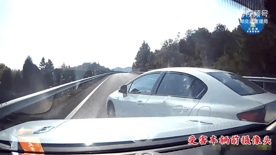 “我撒谎天打雷劈!”男子高速突然强行变道致翻车<strong></p>
<p>广联达股票</strong>,反诬赖对方