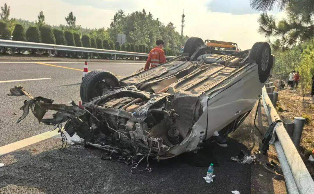 “我撒谎天打雷劈!”男子高速突然强行变道致翻车<strong></p>
<p>广联达股票</strong>,反诬赖对方