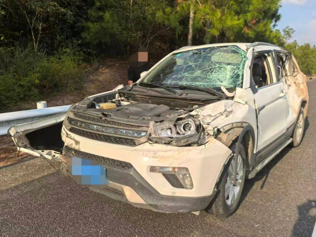 “我撒谎天打雷劈!”男子高速突然强行变道致翻车<strong></p>
<p>广联达股票</strong>,反诬赖对方