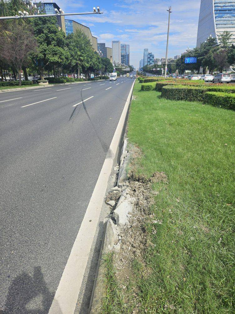 成都发生一起严重交通事故<strong></p>
<p>海南发展股票</strong>,上游新闻实地探访:燃烧留下的印记仍在