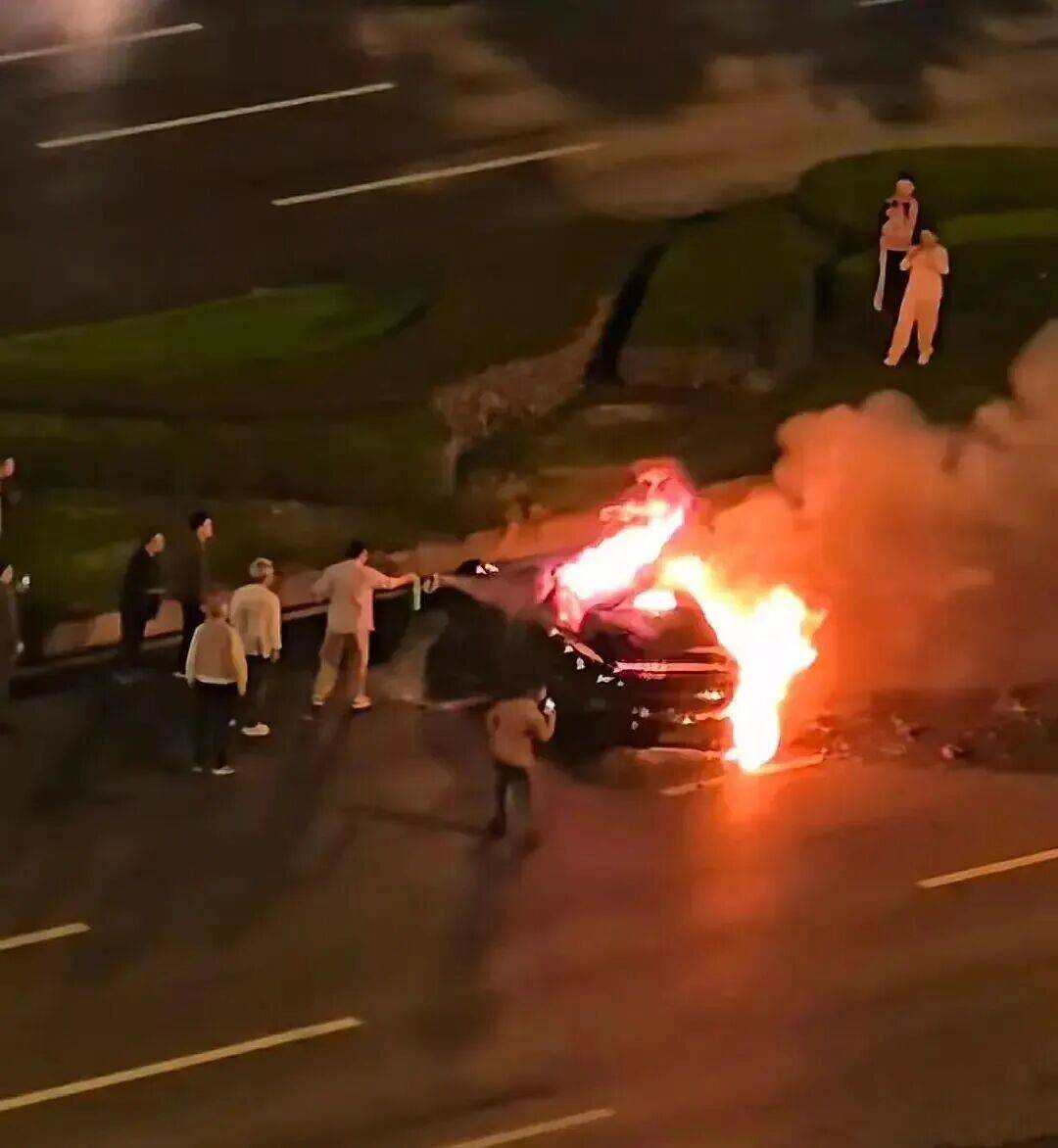 一辆SU7碰撞后爆燃<strong></p>
<p>海南发展股票</strong>,多人救援未果!小米股价重挫近8%!