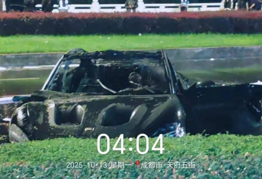 一辆SU7碰撞后爆燃<strong></p>
<p>海南发展股票</strong>,多人救援未果!小米股价重挫近8%!