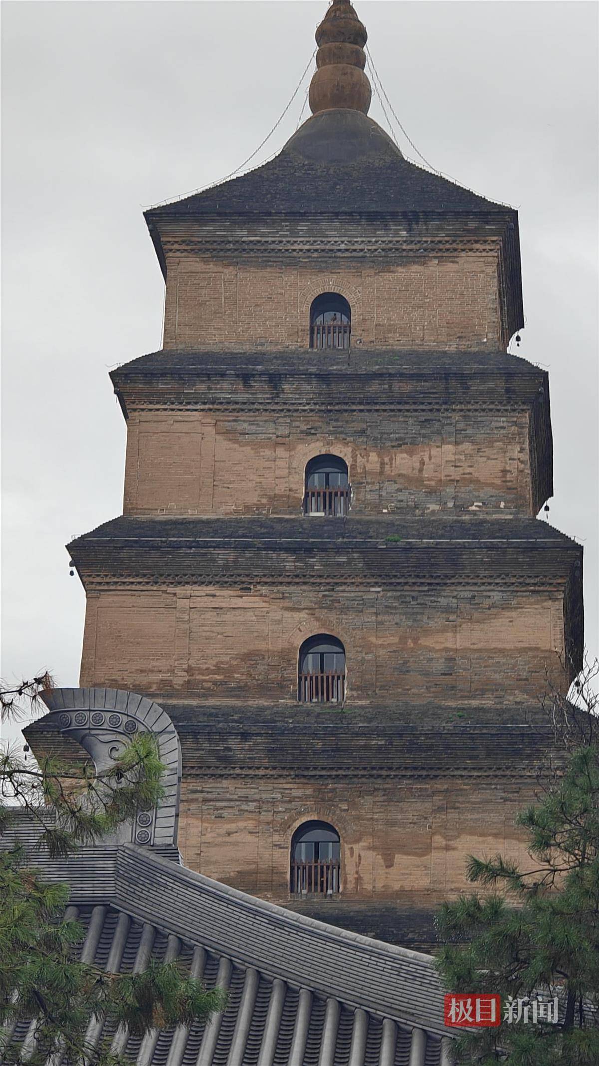 西安连续一个多月降雨遍地长蘑菇<strong></p>
<p>海南发展股票</strong>,大雁塔受潮,城墙布满青苔,气象局解释成因