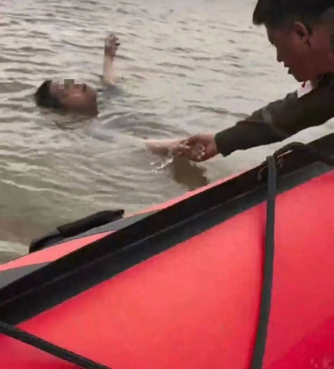 230斤重小伙酒后落水<strong></p>
<p>海南发展股票</strong>,漂浮7小时终获救……