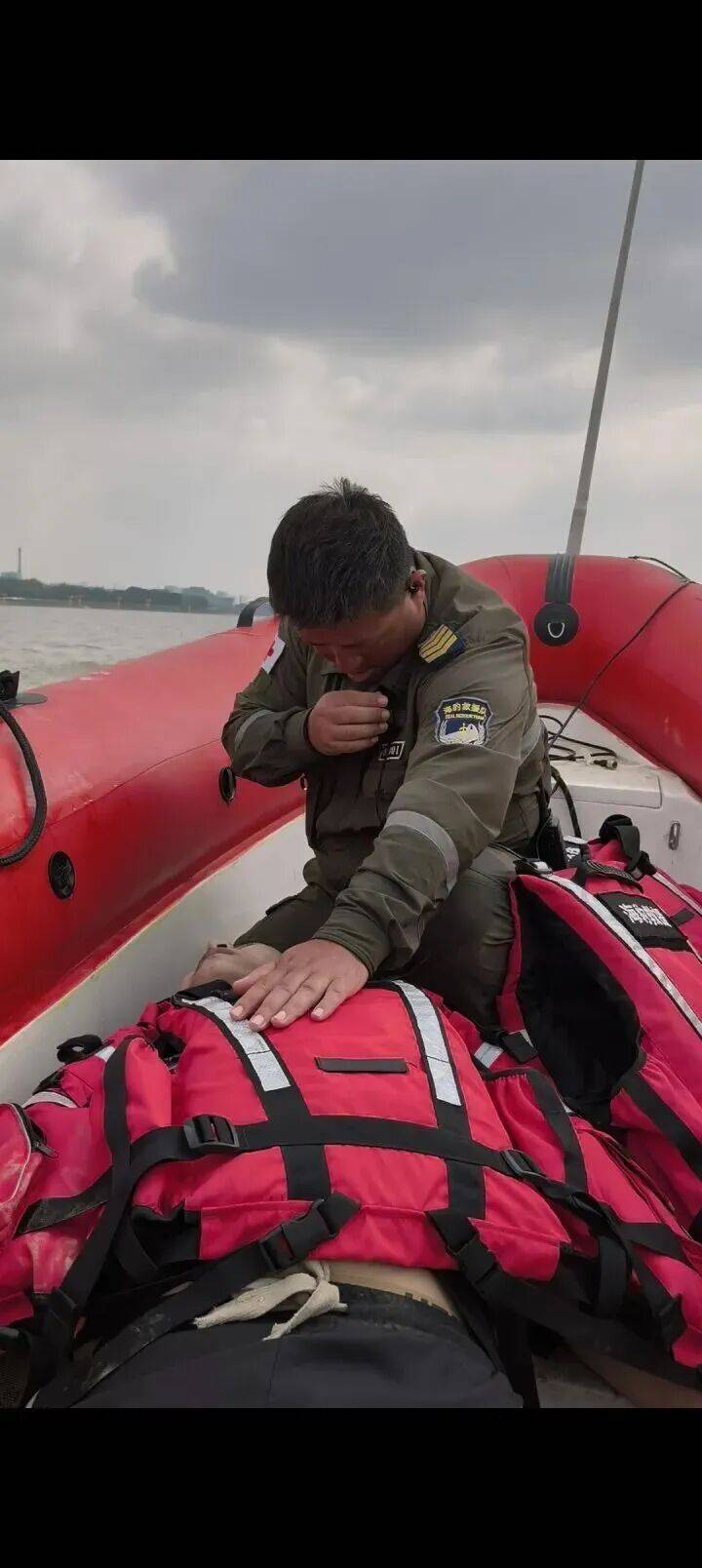 230斤重小伙酒后落水<strong></p>
<p>海南发展股票</strong>,漂浮7小时终获救……