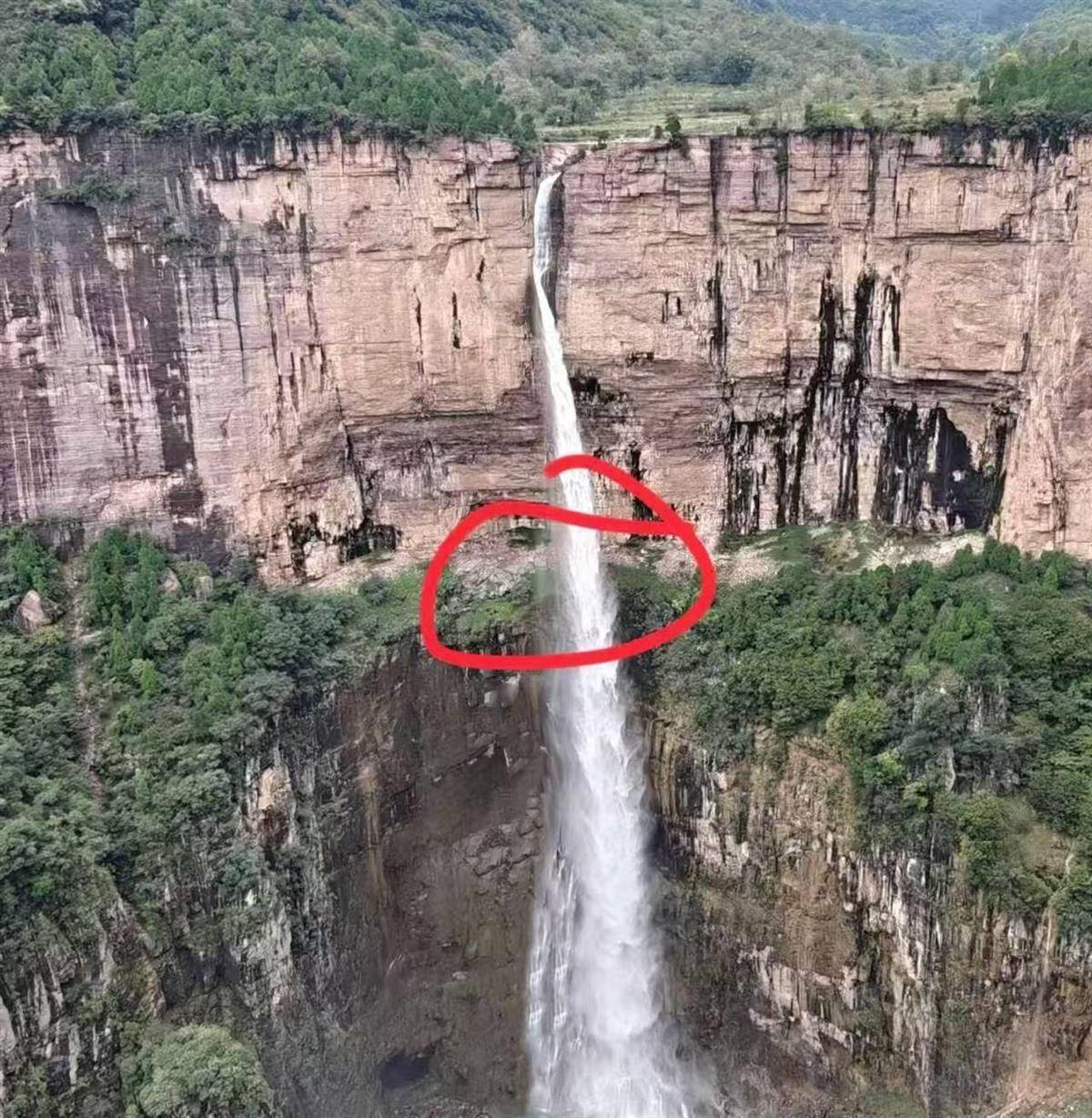 在南太行瀑布拍照时坠崖男大学生确认身亡<strong></p>
<p>华英农业股票</strong>，救援人员：潜入水潭3米深处找到遗体，已转交给家属