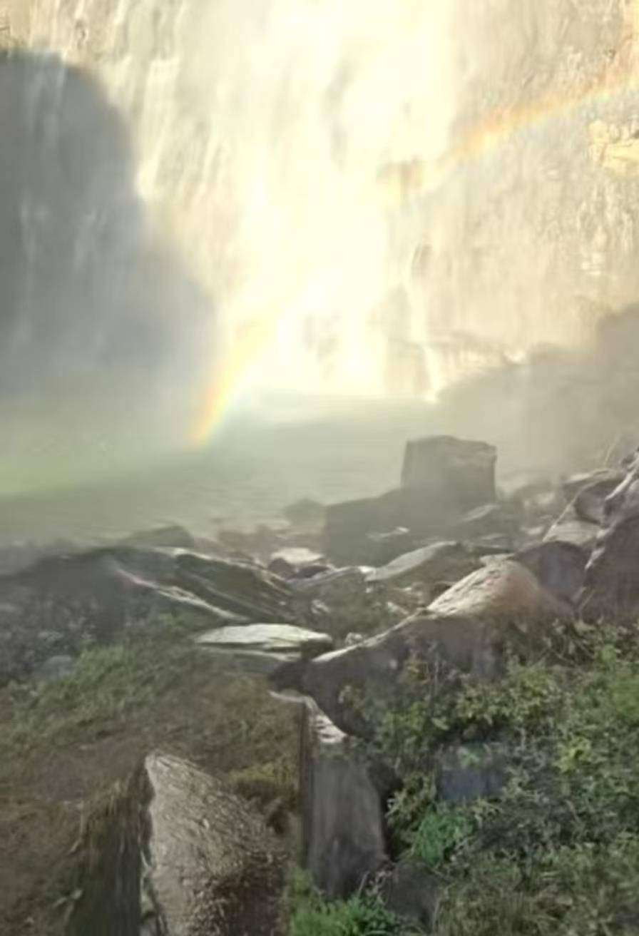 在南太行瀑布拍照时坠崖男大学生确认身亡<strong></p>
<p>华英农业股票</strong>，救援人员：潜入水潭3米深处找到遗体，已转交给家属