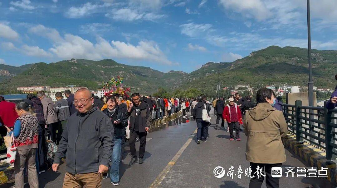 “鱼多得数不过来<strong></p>
<p>华英农业股票</strong>,一网子下去能捞好几条”济南锦绣川水库开闸放水,大量鲢鱼被冲出,工作人员:禁止捕捞!