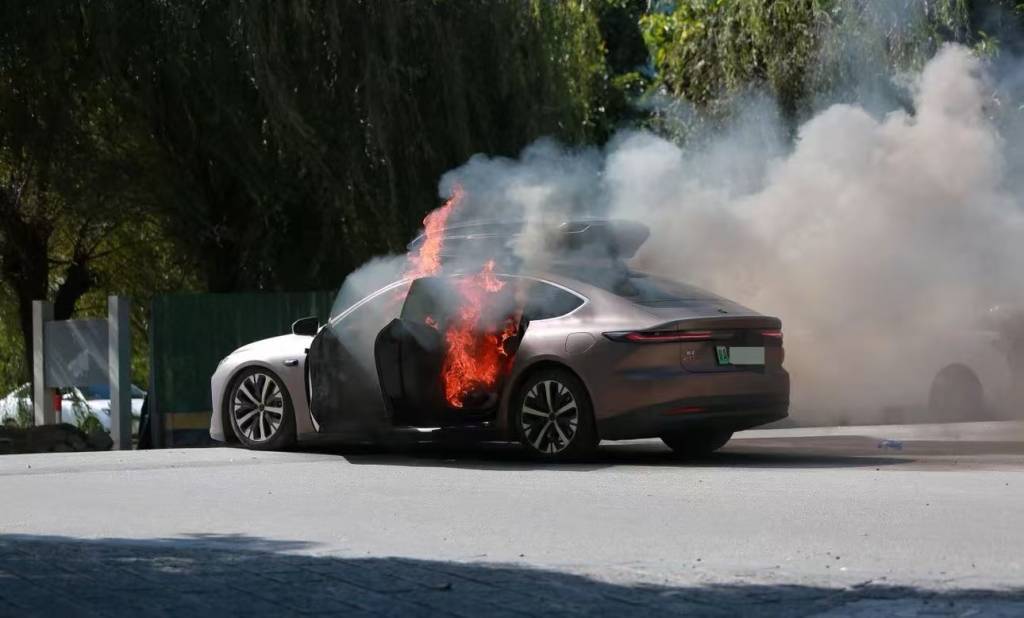 一辆蔚来牌轿车在大理一景区外起火<strong></p>
<p>华英农业股票</strong>,一家四口撤离及时无伤亡