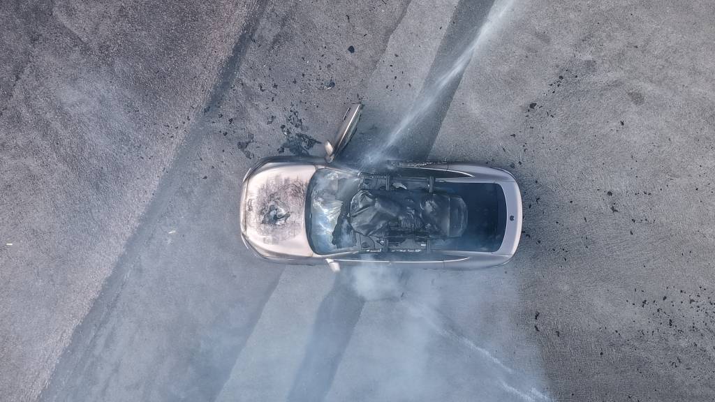 一辆蔚来牌轿车在大理一景区外起火<strong></p>
<p>华英农业股票</strong>,一家四口撤离及时无伤亡