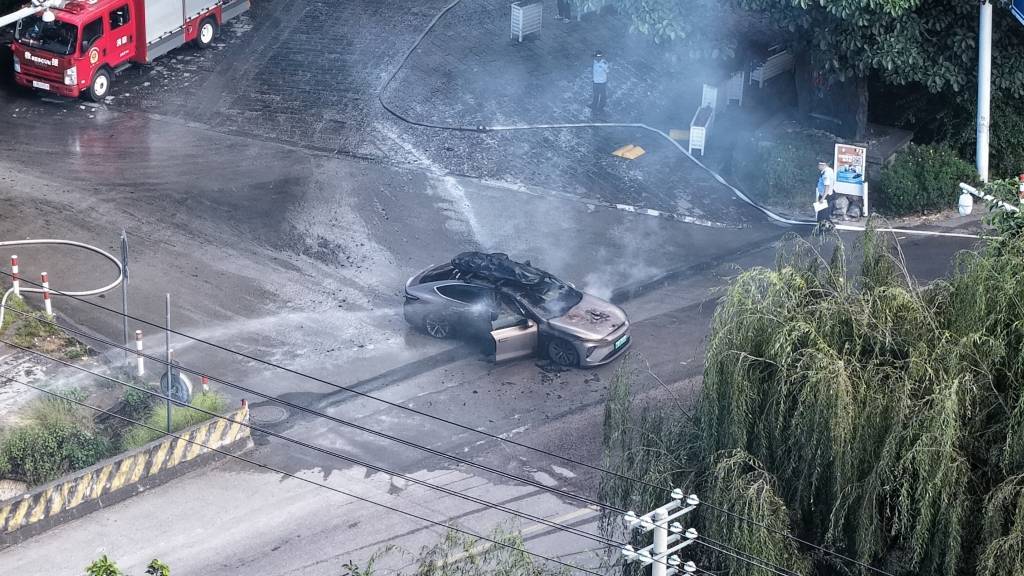 一辆蔚来牌轿车在大理一景区外起火<strong></p>
<p>华英农业股票</strong>,一家四口撤离及时无伤亡