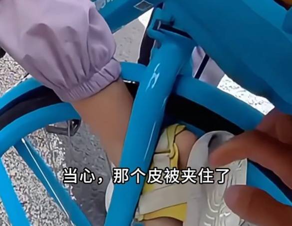 看着都疼<strong></p>
<p>步步高股票</strong>!上海街头一男子突然求助:10岁女儿被死死卡住!这个行为太危险→