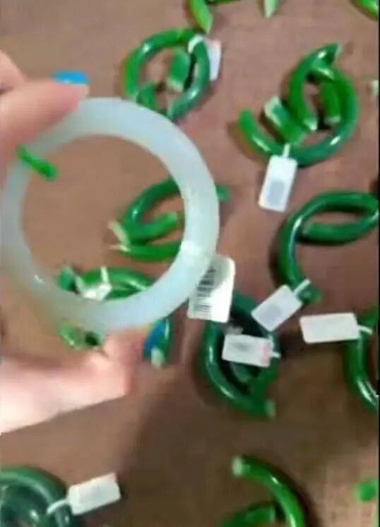 苏州一20岁店员不小心摔碎一盒玉镯损失百万<strong></p>
<p>步步高股票</strong>,老板未要赔偿安慰小伙别有压力