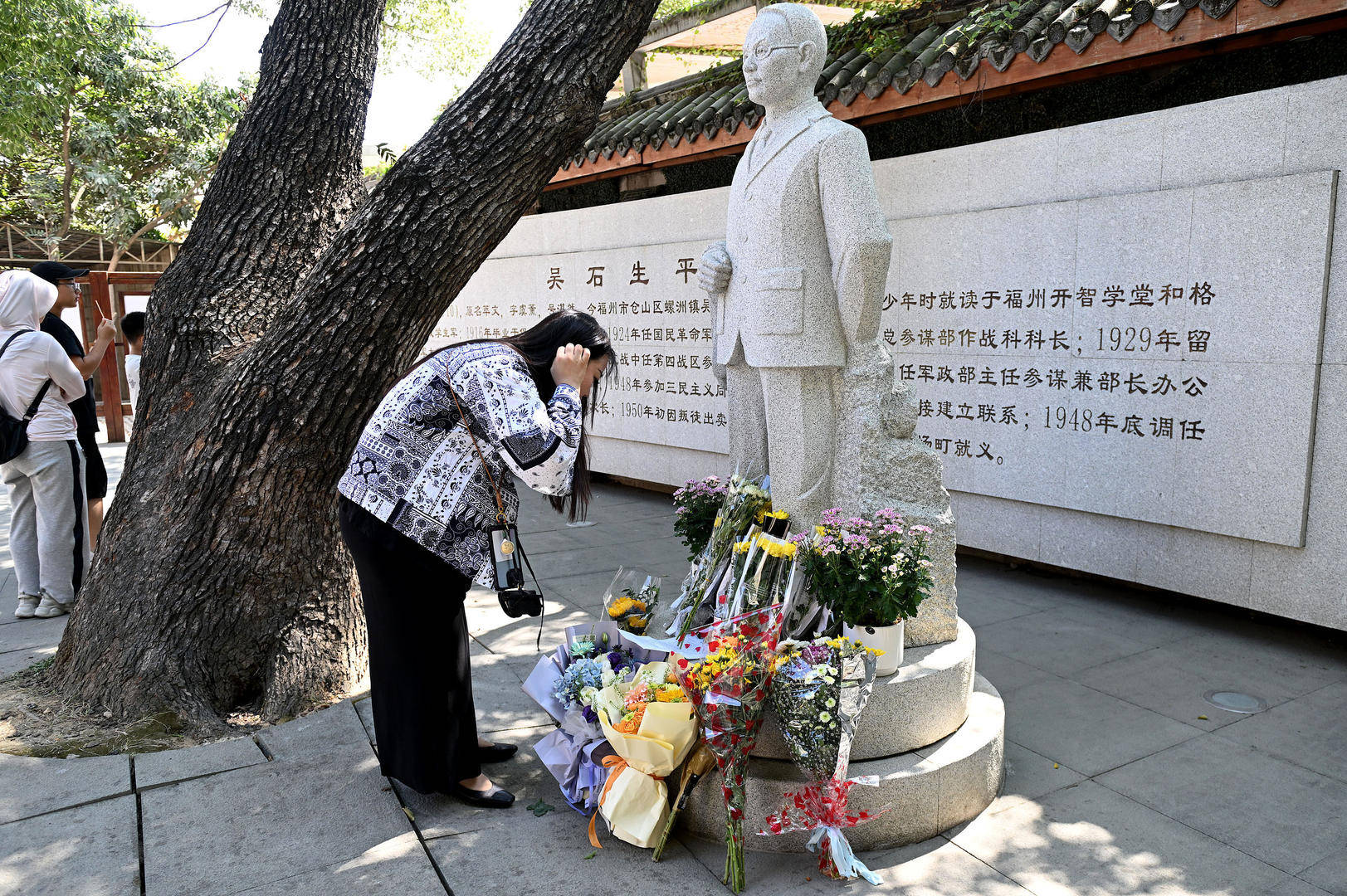 《沉默的荣耀》联合出品人:<strong></p>
<p>国泰君安股票</strong>我们最终选择向真实深深鞠躬