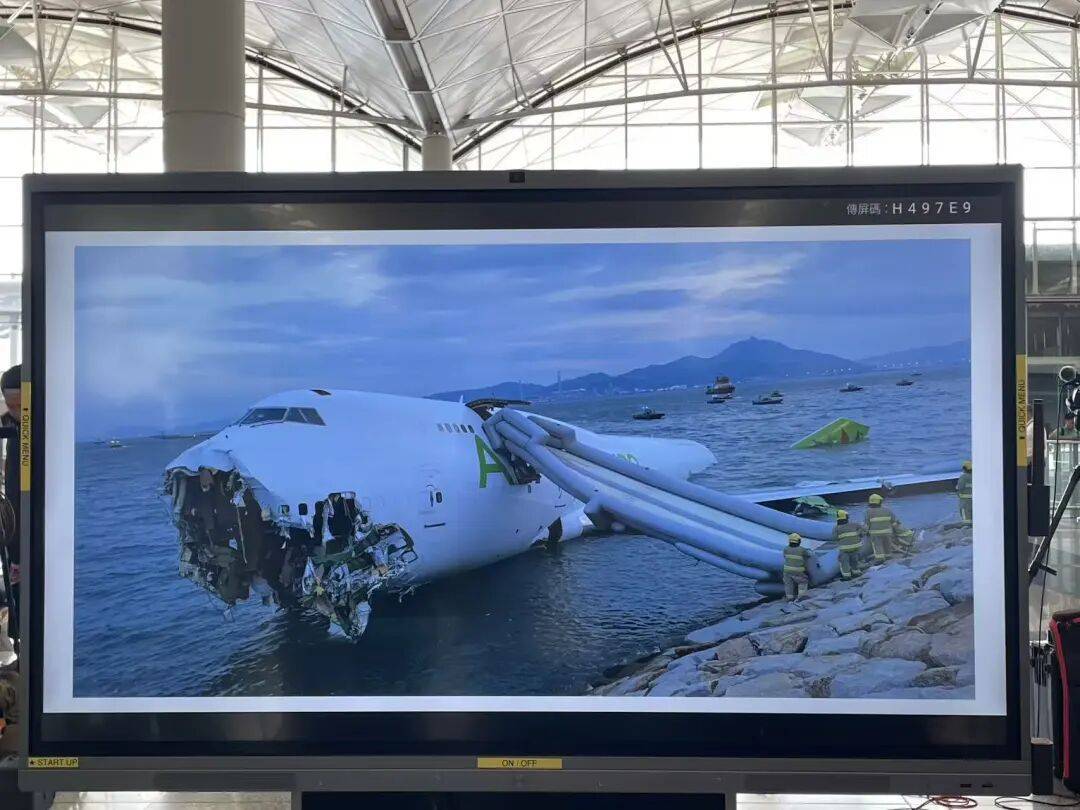 机身断成两截<strong></p>
<p>国泰君安股票</strong>,2名遇难者在海下约7米处被找到,巡逻车在飞机跑道外被撞进海里,香港机场飞机坠海事故更多细节披露