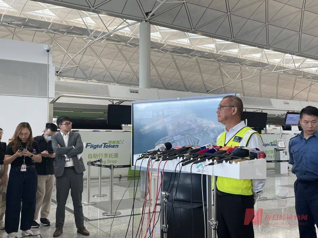 机身断成两截<strong></p>
<p>国泰君安股票</strong>,2名遇难者在海下约7米处被找到,巡逻车在飞机跑道外被撞进海里,香港机场飞机坠海事故更多细节披露