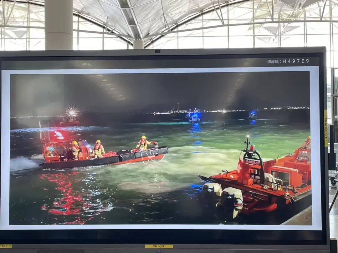 机身断成两截<strong></p>
<p>国泰君安股票</strong>,2名遇难者在海下约7米处被找到,巡逻车在飞机跑道外被撞进海里,香港机场飞机坠海事故更多细节披露